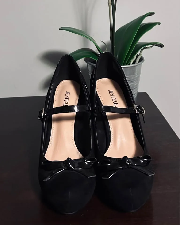 Women’s platform Mary Jane pumps image indicator(2)