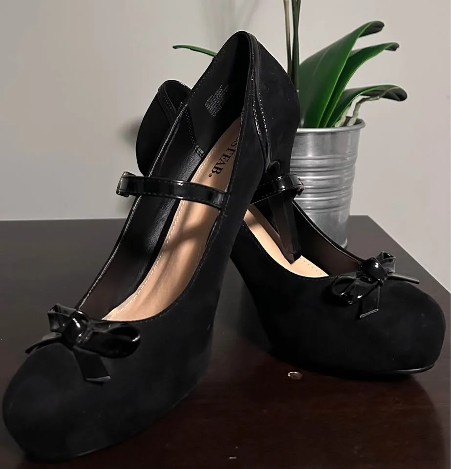 Women’s platform Mary Jane pumps image indicator(5)