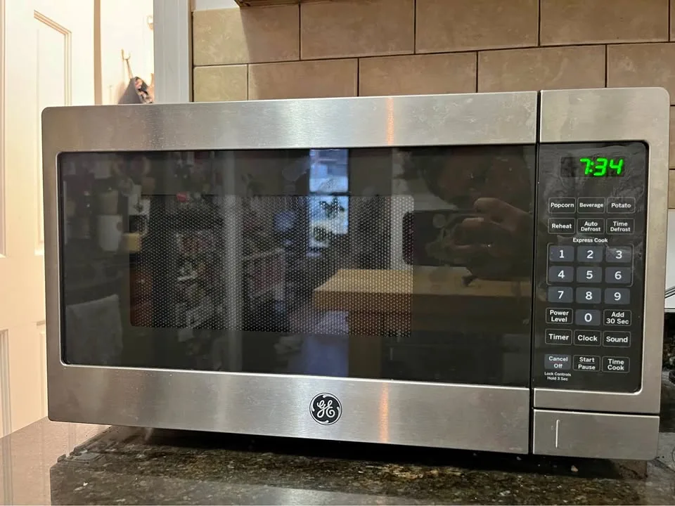 Small countertop Microwave GE - 0.7 Cu