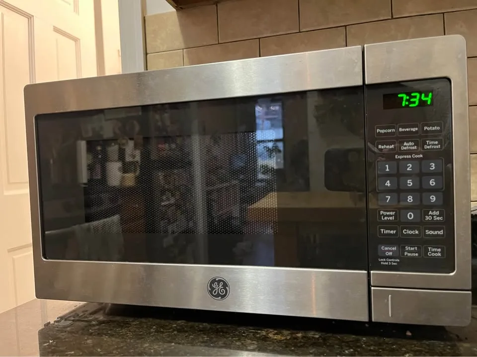 Small countertop Microwave GE - 0.7 Cu image indicator(2)