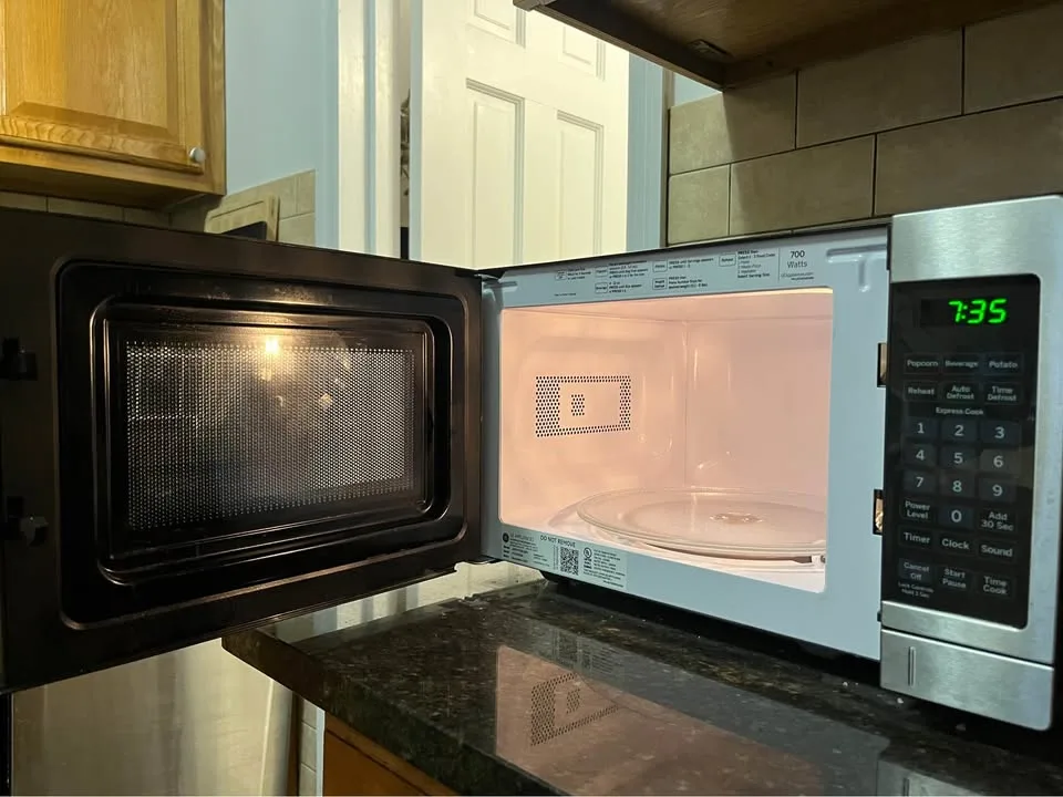 Small countertop Microwave GE - 0.7 Cu image indicator(4)