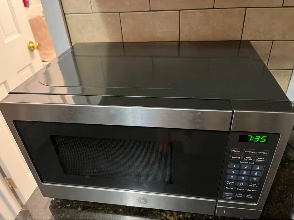 Small countertop Microwave GE - 0.7 Cu image indicator(6)