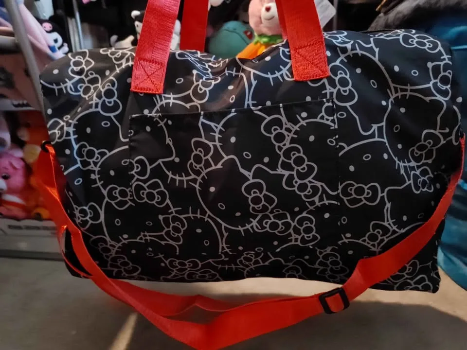 Hello Kitty Luggage / Gym Bag image indicator(2)