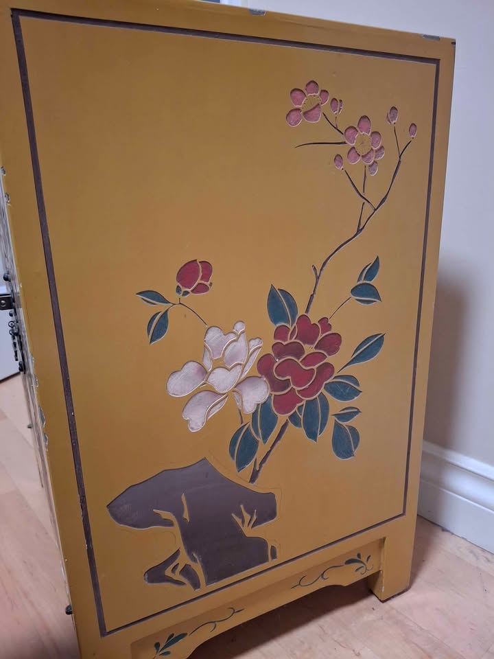 Vintage Chinese handpainted wooden cabinet - photo 3