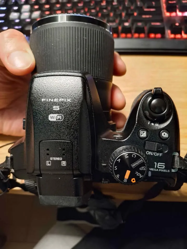 Fujifilm Finepix S9900W w/ WiFi image indicator(2)