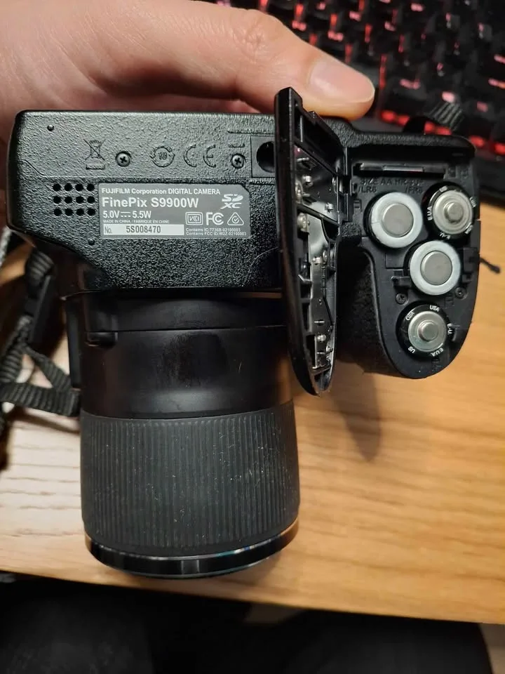 Fujifilm Finepix S9900W w/ WiFi image indicator(3)