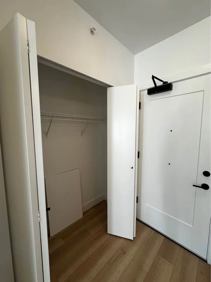 SFU 1 Bed 1 Bath - Apartment image indicator(4)