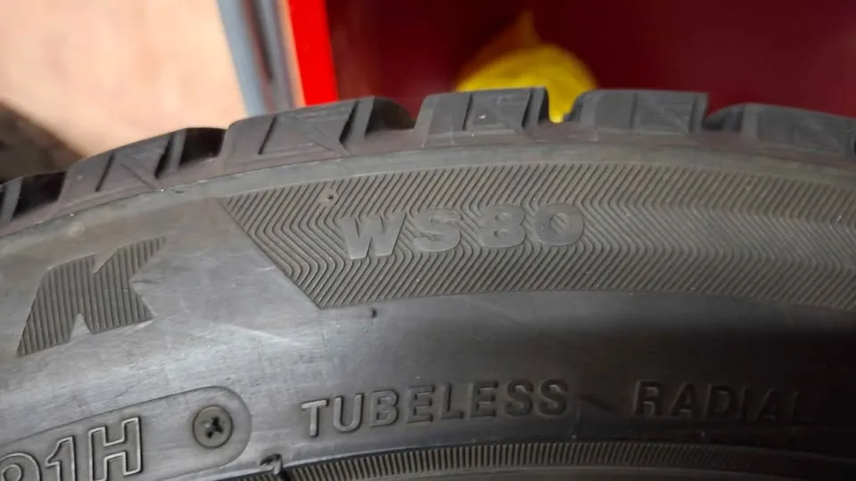 BMW Bridgestone Blizzak Snows image indicator(2)