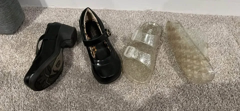 Girls 13.5 shoes and Mia kids sandals size 12/13 image indicator(2)