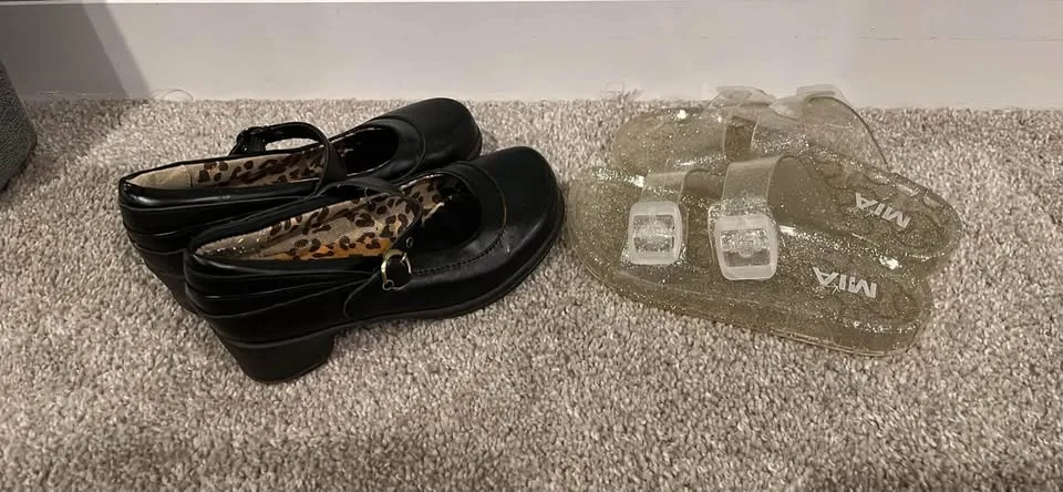 Girls 13.5 shoes and Mia kids sandals size 12/13 image indicator(3)