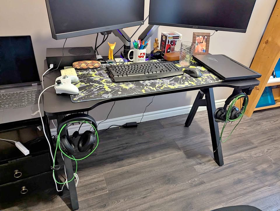 47.2" ergonomic R-shaped gaming desk