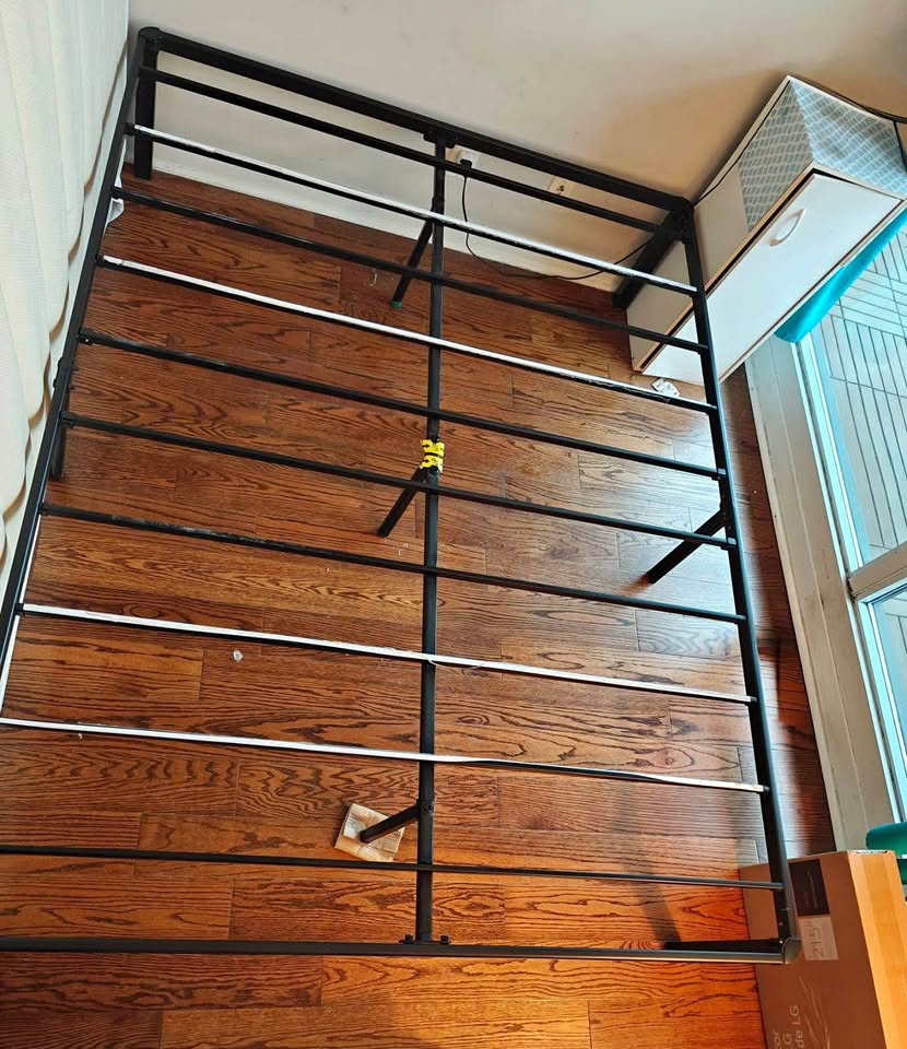 Moving out sale !! Zinus Queen Bed Frame & Mattress