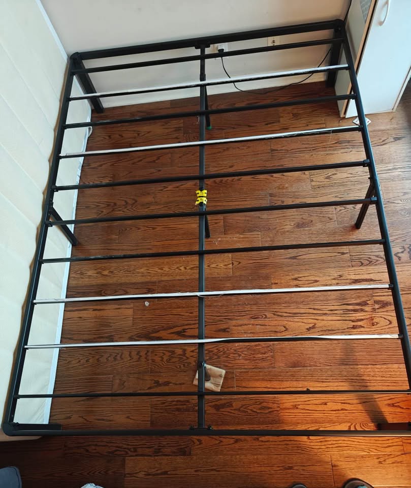 Moving out sale !! Zinus Queen Bed Frame & Mattress - photo 2