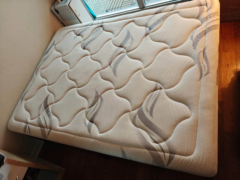 Moving out sale !! Zinus Queen Bed Frame & Mattress - photo 3