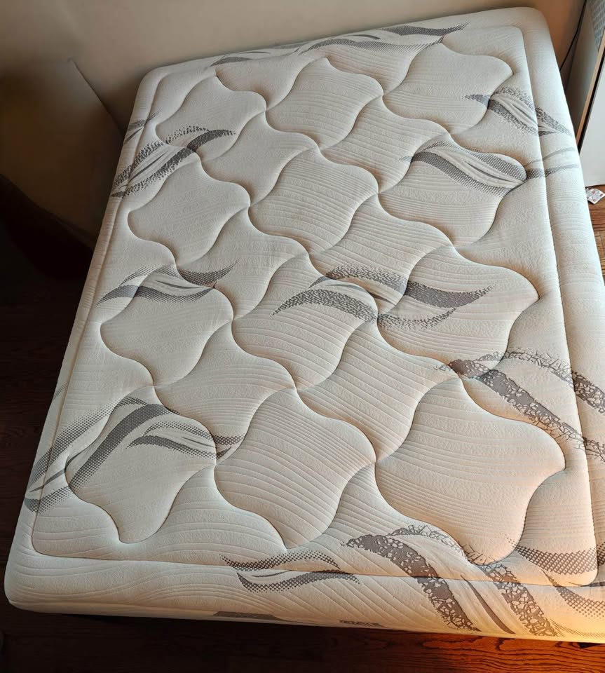 Moving out sale !! Zinus Queen Bed Frame & Mattress - photo 4