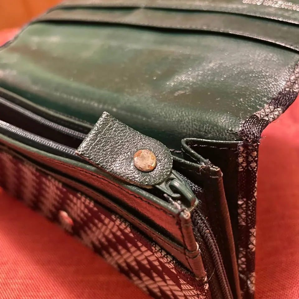 Vintage✨Hugo Valentino Checkered Wallet image indicator(9)