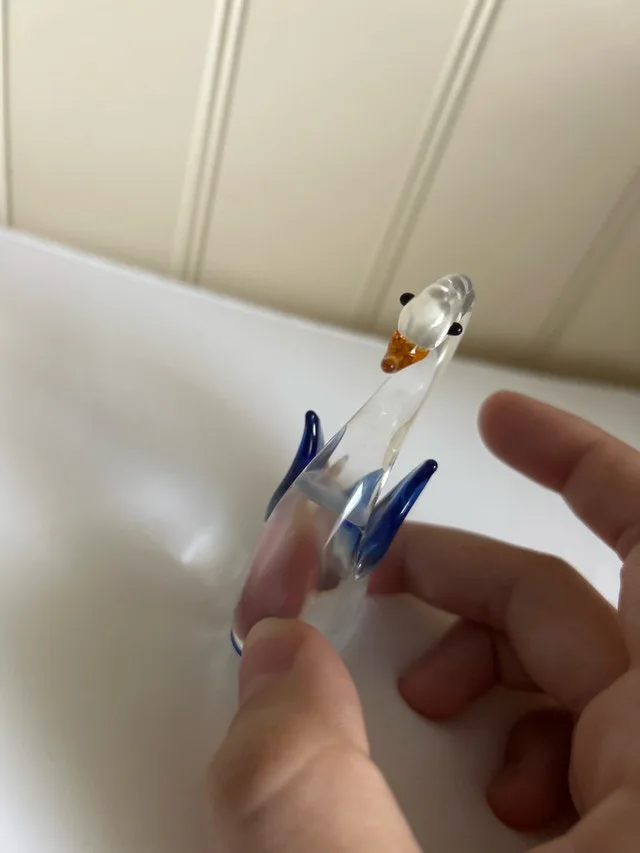 Glass Swan Figurine image indicator(2)