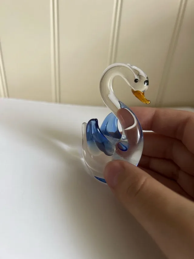 Glass Swan Figurine image indicator(3)