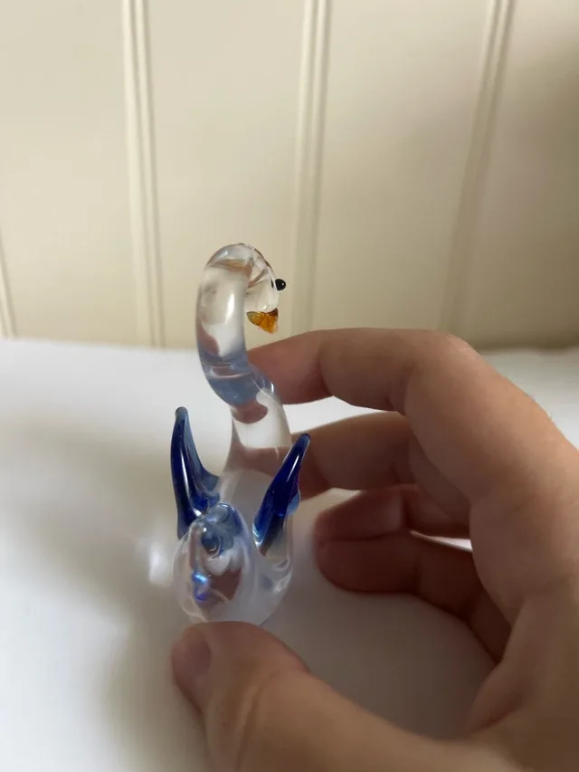 Glass Swan Figurine image indicator(4)