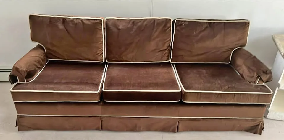 🍫 Vintage Chocolate Velvet Sofa – Comfy & Classic! 🍫 thumbnail
