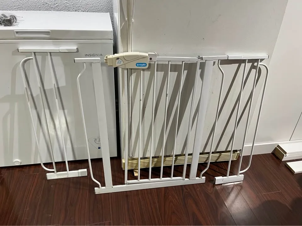 Regalo Baby Gate 29”-45” image indicator(2)