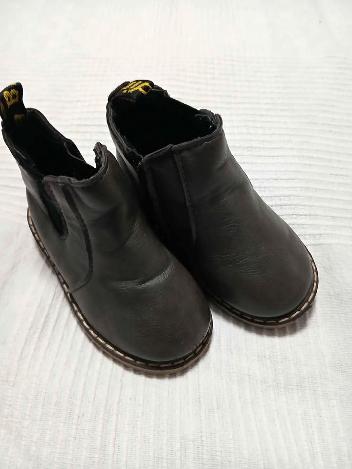 Baby chelsea boots size 23EU/ 5 US