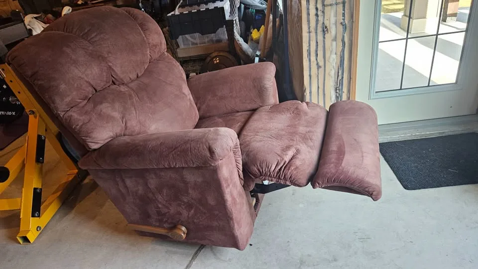 La-Z-Boy Power Reclining Sofa and Rocker Recliner Chair image indicator(9)