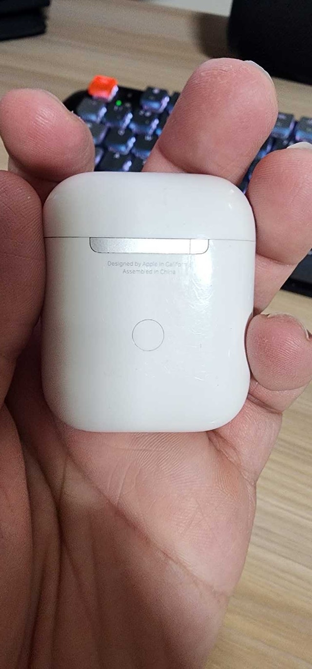Apple Airpods with Wireless Charging case