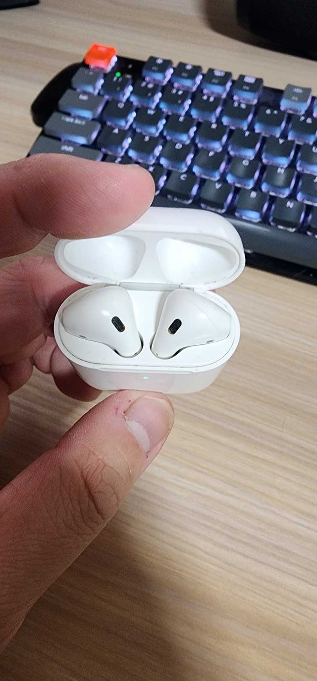 Apple Airpods with Wireless Charging case - photo 2