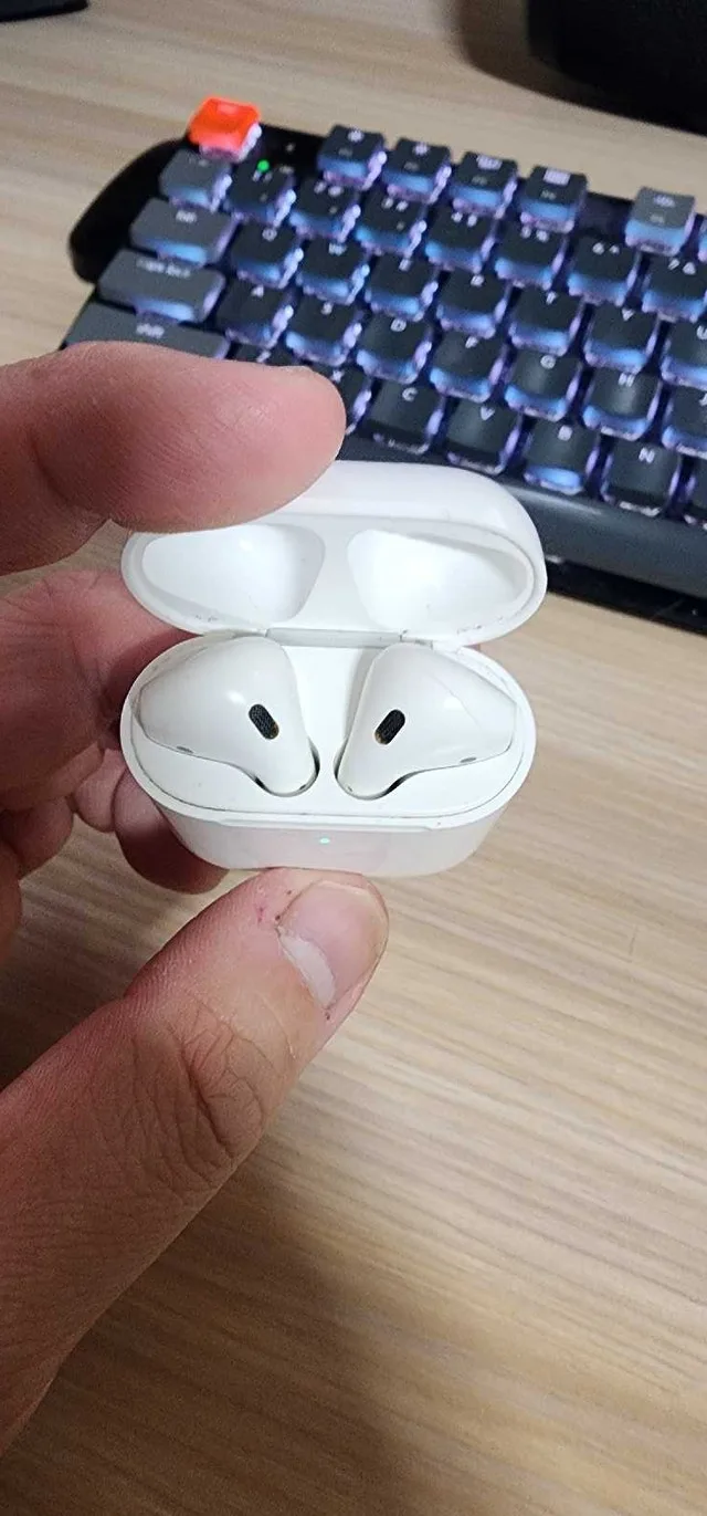 Apple Airpods with Wireless Charging case image indicator(2)