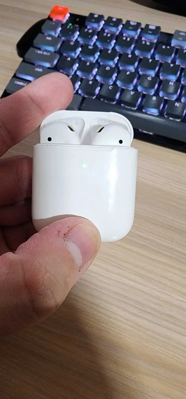 Apple Airpods with Wireless Charging case image indicator(3)