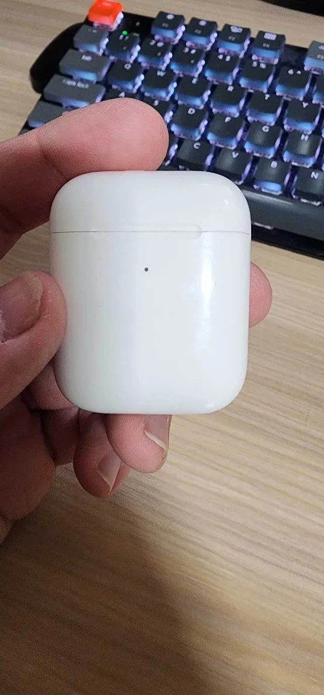 Apple Airpods with Wireless Charging case image indicator(4)