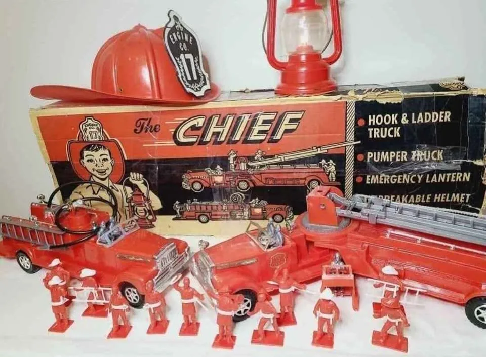 1960 Deluxe Reading The Chief Fire Engine Playset image indicator(2)