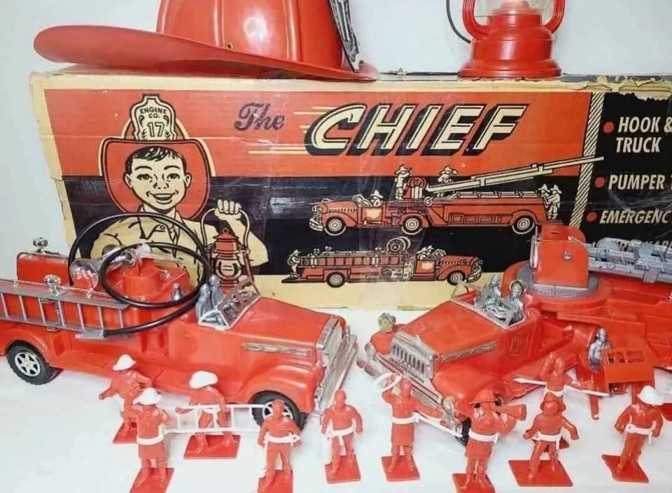 1960 Deluxe Reading The Chief Fire Engine Playset image indicator(3)