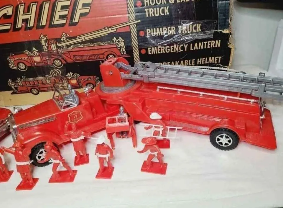 1960 Deluxe Reading The Chief Fire Engine Playset image indicator(4)