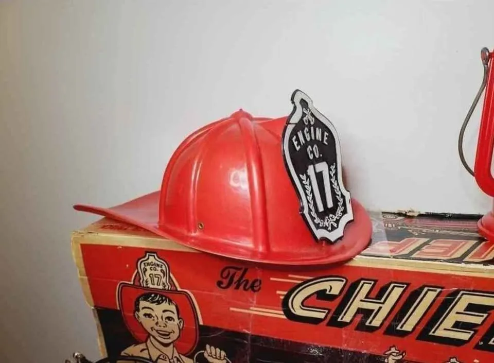 1960 Deluxe Reading The Chief Fire Engine Playset image indicator(5)