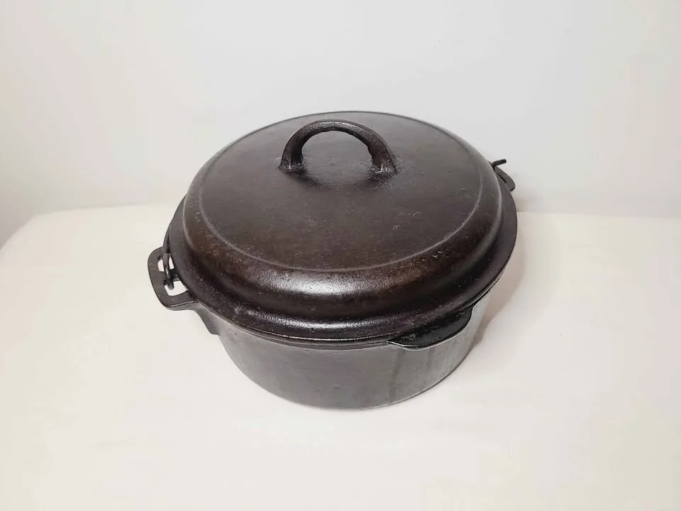 Early 1900s Cast Iron Cauldron Dutch Oven - Marked #8 image indicator(2)