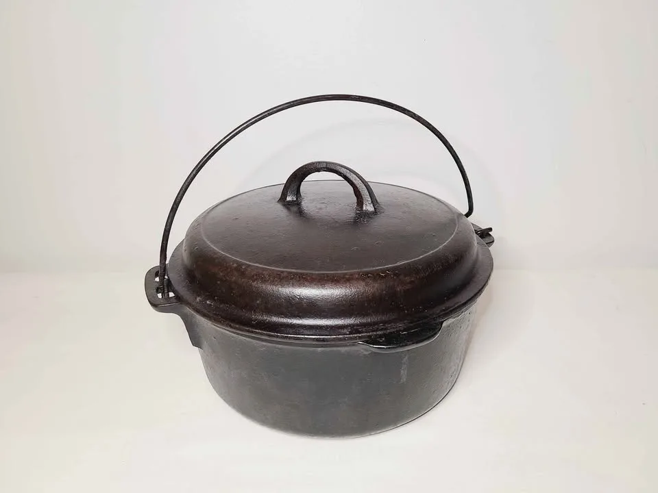 Early 1900s Cast Iron Cauldron Dutch Oven - Marked #8 image indicator(3)