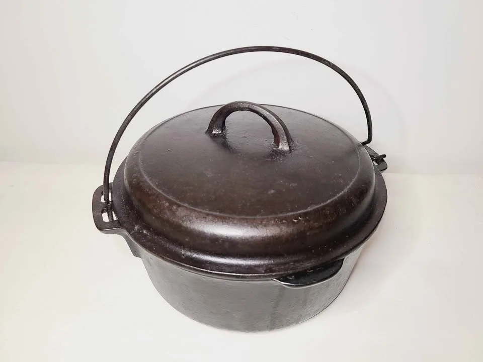 Early 1900s Cast Iron Cauldron Dutch Oven - Marked #8 image indicator(4)