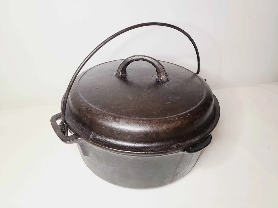 Early 1900s Cast Iron Cauldron Dutch Oven - Marked #8 image indicator(5)