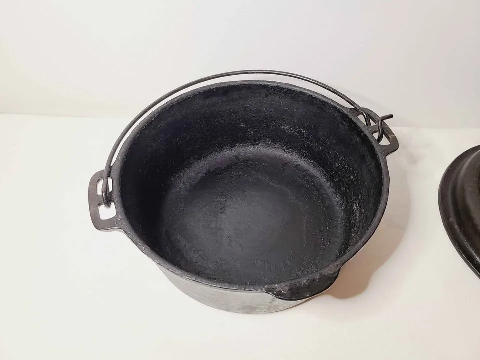 Early 1900s Cast Iron Cauldron Dutch Oven - Marked #8 image indicator(6)