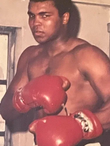 Framed MUHAMMAD ALI RARE SIGNED 8X10 PHOTO image indicator(6)