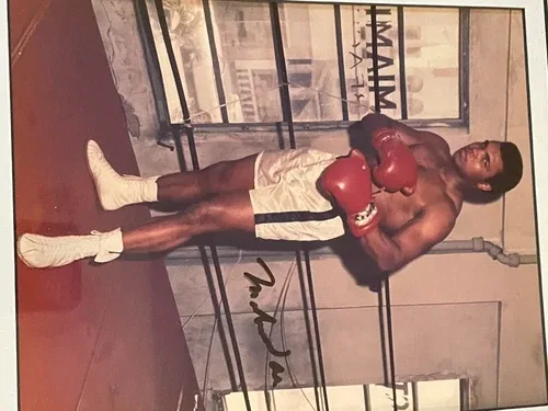 Framed MUHAMMAD ALI RARE SIGNED 8X10 PHOTO image indicator(7)