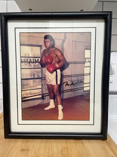 Framed MUHAMMAD ALI RARE SIGNED 8X10 PHOTO image indicator(8)