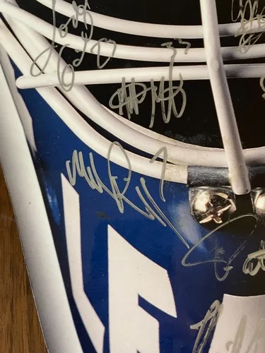 TORONTO MAPLE LEAFS TEAM SIGNED 3D MASK PHOTO ON WOOD image indicator(5)