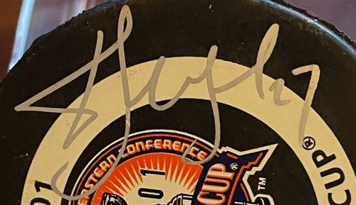 SIGNED OFFICIAL NHL GAME PUCK ALEXEI KOVALEV 92 - photo 4