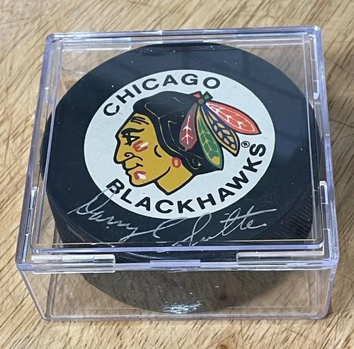 DARYL SUTTER Signed Chicago Blackhawk NHL Puck W/ Case