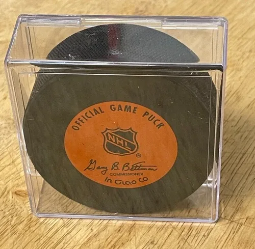 DARYL SUTTER Signed Chicago Blackhawk NHL Puck W/ Case image indicator(2)