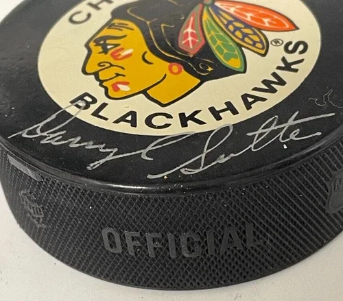 DARYL SUTTER Signed Chicago Blackhawk NHL Puck W/ Case image indicator(4)