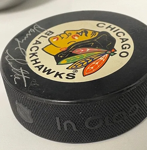 DARYL SUTTER Signed Chicago Blackhawk NHL Puck W/ Case image indicator(5)